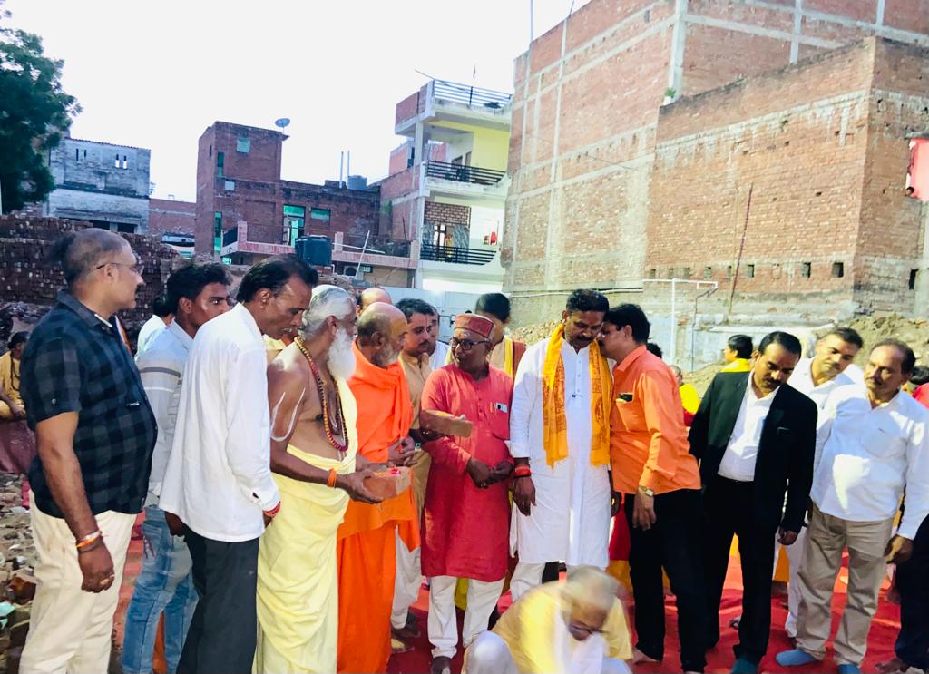 MaharjSwami's tweet photo. प्रयागराज तपोभूमि में श्री लक्ष्मी नारायण मंदिर अलोपीबाग प्रयागराज  के भवन निर्माण हेतु आज भूमि पूजन सम्पन्न हुआ
मुख्य अतिथि प्रयागराज के महापौर Ganesh Kesarwani BJP 
#swamiji #praygraj #ramanujachrya #short #viralvideo https://t.co/YLj7ozlZFi