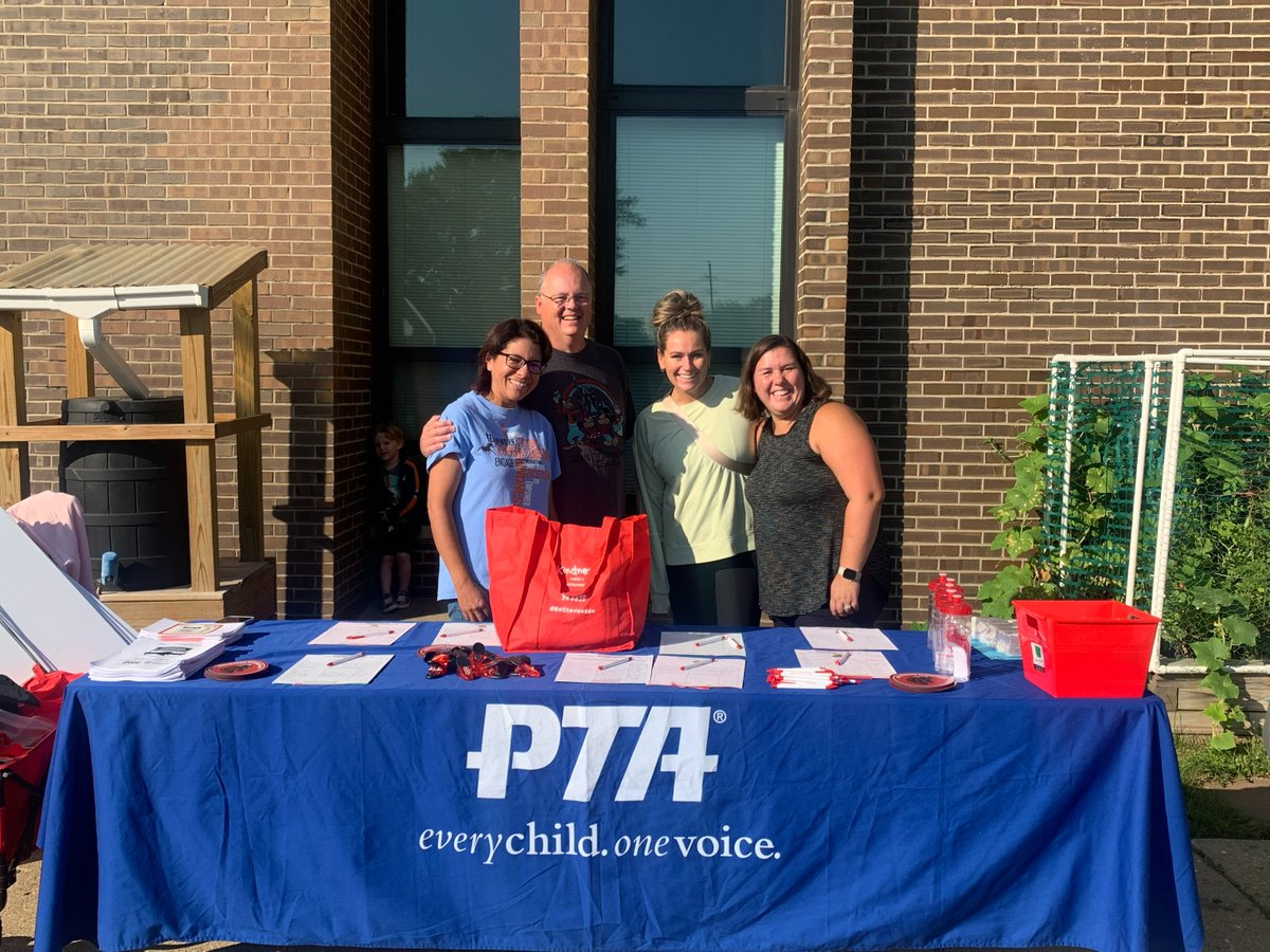 D54schools's tweet photo. It was definitely a happy start to the #54FirstDay for @Stevenson_D54 kinders! 6th grade patrols helped these first-year Stallions find their teachers, @StevensonPTA54 answered parents' questions and one student was especially excited to have the "Pirate Teacher"! @CaptainYarnell https://t.co/xLj4yEMB3u