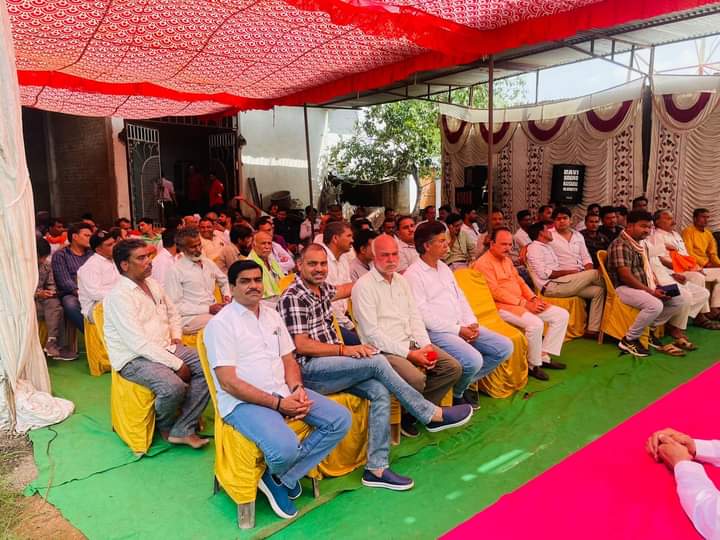 alok_tiwari28's tweet photo. आज #चन्देरी विधानसभा के नईसराय मंडल में आयोजित ब��थ अध्यक्ष व कार्यकर्ता बैठक में विधानसभा विजय का संकल्प दिलाया।
इस अवसर पर भाजपा प्रत्याशी आदरणीय जगन्नाथ सिंह रघुवंशी जी, वरिष्ठ नेता अनूप सिंह रघुवंशी जी महामंत्री नंदलाल यादव जी उपाध्यक्ष द्वय श्री वीरेन्द्र सिंह जी 1/2 https://t.co/TNFO9SkVmm