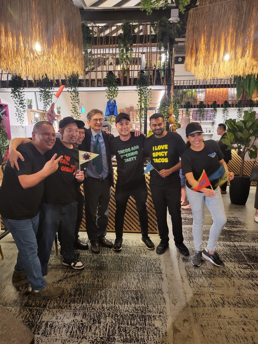 agarcialopezl's tweet photo. Los Chefs que desenmascararon su Taco Secreto en Canchita, son el japonés, Kenjiro Hashida de #Hashida; el Malayo, Mano Thevar de #Thevar; el australiano Dave Pynt de #BurntEnds; y el LG Han de #Labyrinth. Rindiendo sabores multiculturales al Taco ancestral mexicano! https://t.co/K89nGUrSma