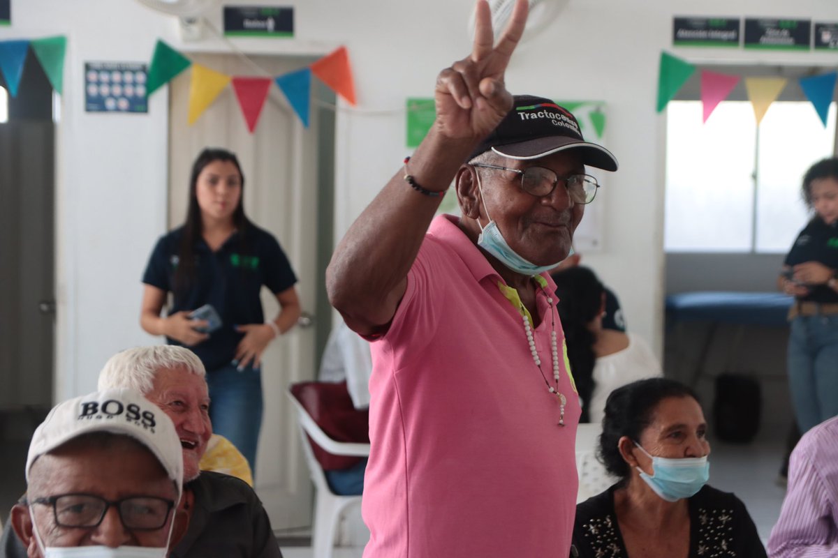 #AEstaHora | ¡Empezaron las celebraciones del día del Adulto Mayor en los Centros de Vida! 💚👴🏼 A ritmo de cumbia celebramos la vida y la experiencia de nuestras personas mayores del CDV del barrio Bajo Valle 🪘👏🏼