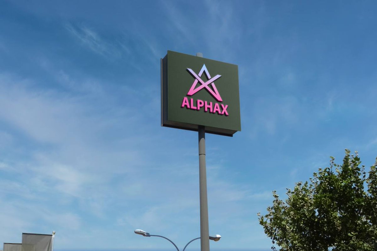 AlphaXpad's tweet photo. Great start to the day with a great launch big thanks to #GroveX team. Work comences on our main utility and our push towards launching on #PancakeSwap too. Then there's a few other things we're working on but you don't wanna hear about that π€«π«£
#AlphaX #AlphaXPad #Binance https://t.co/Aqb7Xb9dj9