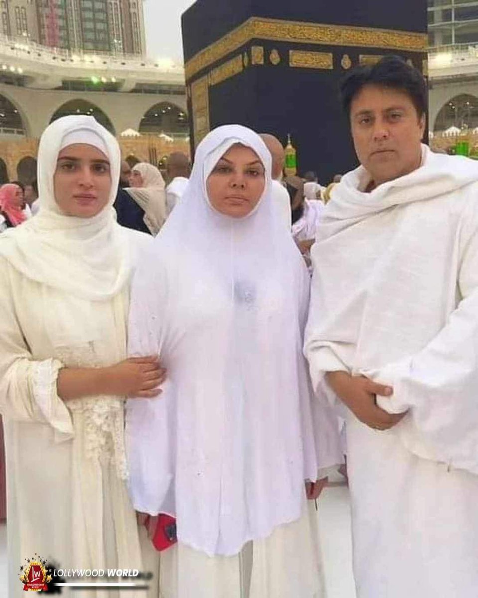 Indian famous celebrity Rakhi Sawant while performing umrah with here friends.
#Rakhi #RakhiSawant #Celebrities #IndianCelebrities #PakistaniCelebs #Umrah #Saudia #LollywoodWorID