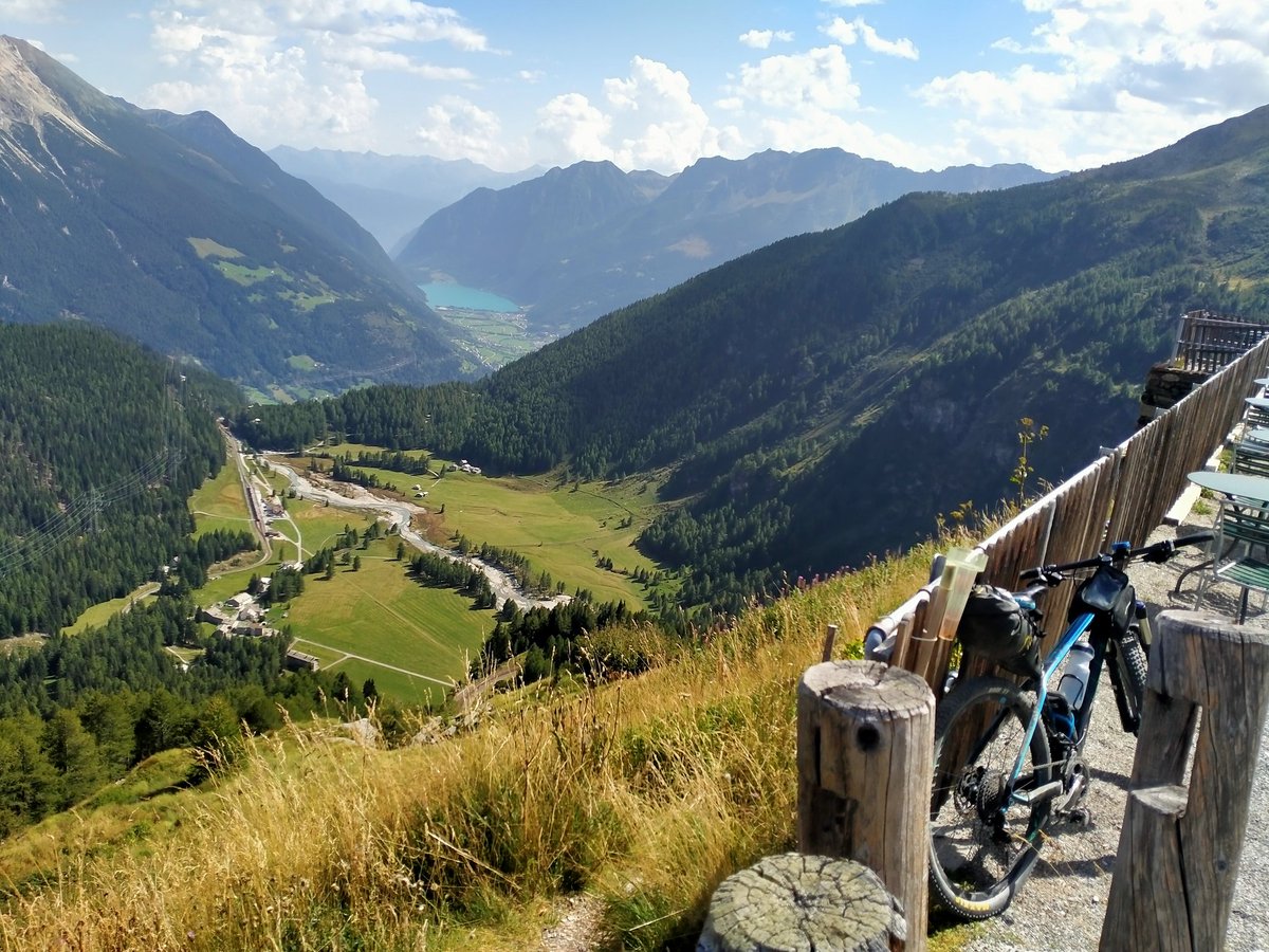 larroser's tweet photo. Descobrint #valposchiavo ๐จ๐ญ en #btt, pujant des de #cavaglia al #berninapass amb el ๐#berninaexpress i pedalant cap a #ValViola, #sanktMoritz ,#passoforcola ๐ฎ๐ช, #sanromerio amb la gelera #morteratsch i #pizBernina de telรณ de fons ๐ธ๐ต๐๏ธ๐ช๐
#cegbtt https://t.co/t2dup3LgY1