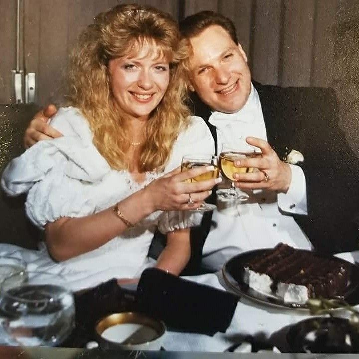 StuartFeiner's tweet image. LET THE MADNESS BEGIN. SANDY AND I ARE BOOKED TO FLY INTO CHICAGO NEXT  TUESDAY @barstoolchicago AND WILL BE READY TO ROLL FOR THE TAPING OF SEASON SIX WEEK ONE OF @BSSAdvisors NEXT WEDNESDAY. I HAVE NEVER BEEN MORE EXCITED ABOUT ANYTHING IN MY LIFE. LET ME DOUBLE DOWN, ANYTHING.