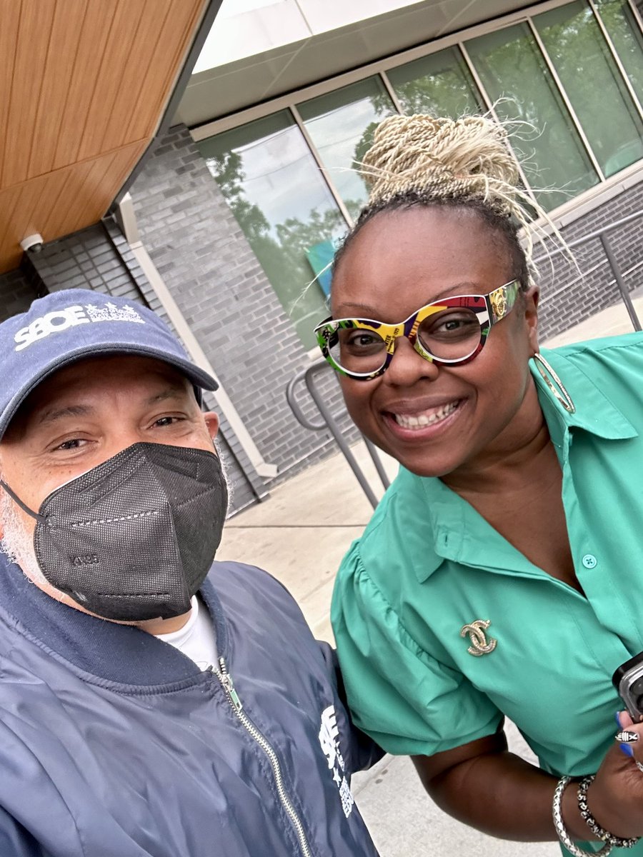 DC_Edvocate's tweet photo. Welcome back to school, DC! Excited to join @BHSEC_DC to welcome students, families, educators, and staff for an amazing 2023-24 school year. The first day of school is an exciting day for everyone! Wishing you all an extraordinary school year. #FirstDayDC #LearningMatters✊🏾 https://t.co/f2pd0hnJB4