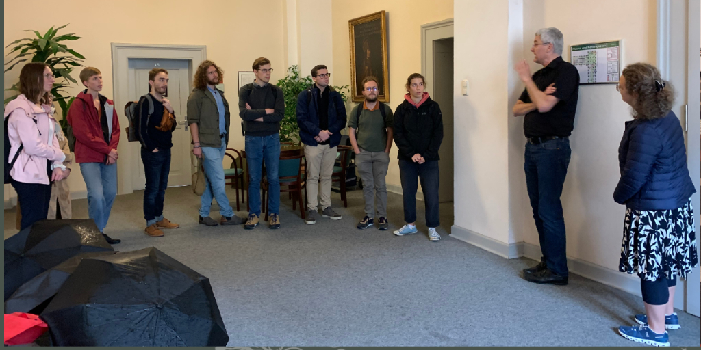 This week @dhiparis takes young researchers to „Munich pour le Médiévistes“ for an in-depth insight into the work of <a href="/SBayerns/">Staatliche Archive Bayerns</a>, @badw_muenchen, <a href="/bsb_muenchen/">Bayerische Staatsbibliothek</a>, <a href="/LMU_Muenchen/">Universität München</a>, #Historischeskolleg, <a href="/zimuenchen/">Zentralinstitut für Kunstgeschichte</a> – and the MGH.
Les MGH souhaitent un bon séjour à Munich!