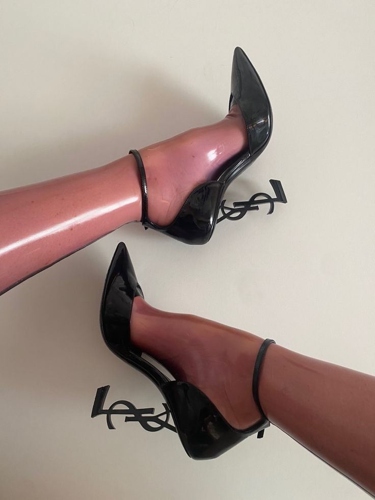 AngelShiny4's tweet photo. #latex #transparent #legs #ysl https://t.co/k4P78Xpyxs