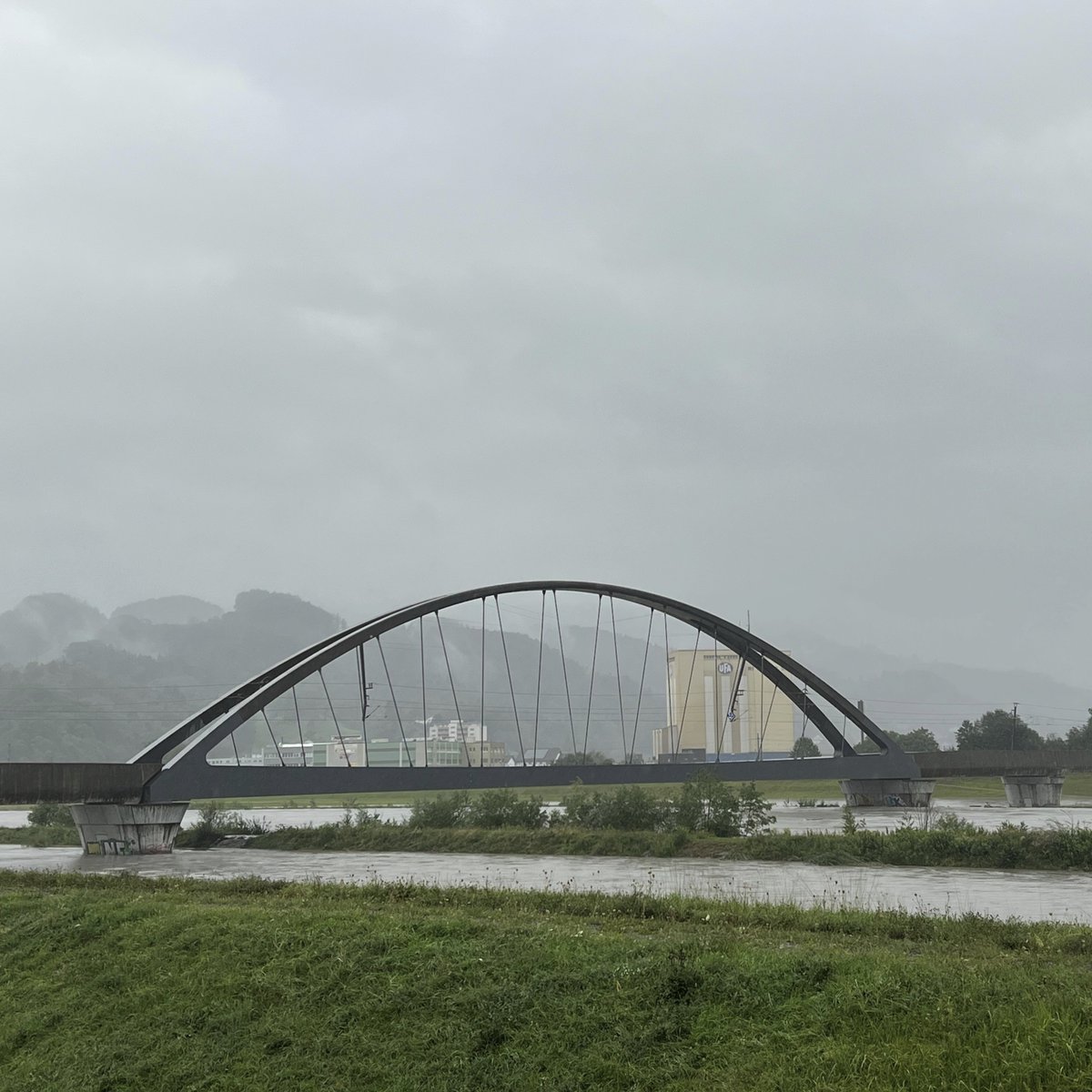 VAW_hydraulics's tweet photo. Today's #flood on the Alpine Rhine near Lustenau looks similar to the #labexperiments we performed as part of the #IRR #Rhesi project! The model here represents a Rhine discharge of ~2000 m3/s. The current river design works as intended, but with significant ecological deficits. https://t.co/Mt2aU68LTi