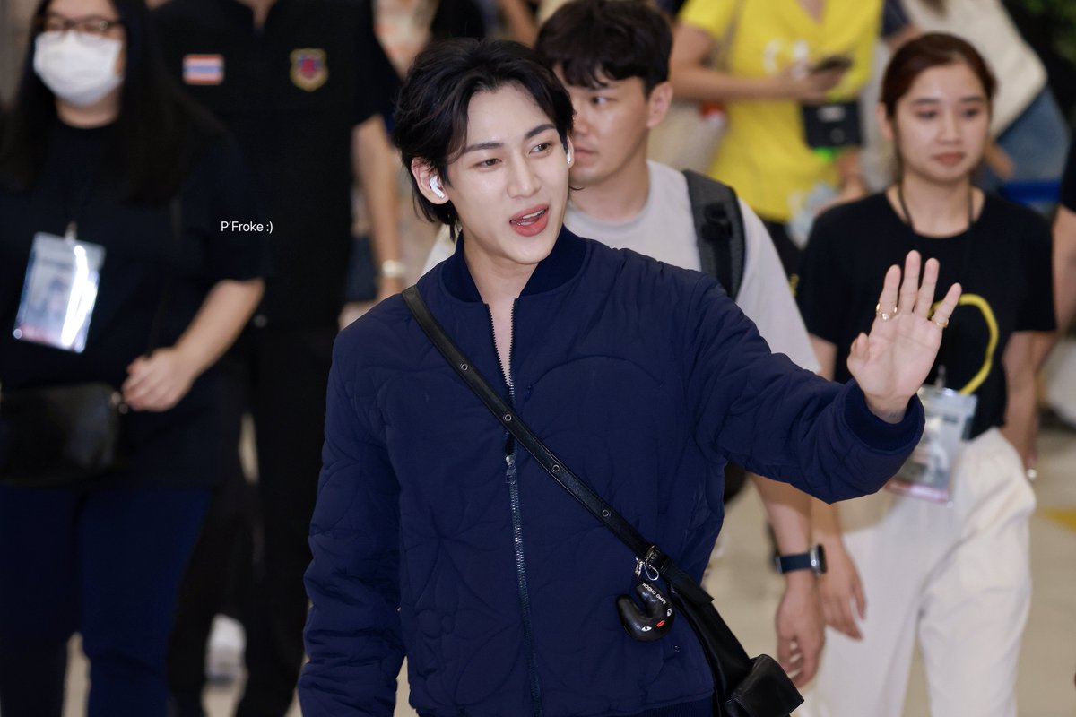 FWanit's tweet photo. ไว้กลับมาเจอกันใหม่นะครับ 🥹💕
#เที่ยงบันเทิงสดxBamBam
@BamBam1A #BAMBAM #뱀뱀 
#BamBamAREA52inBKK 
#9entxBamBam 
#ข่าวใส่ไข่xแบมแบม
#OurBamBamBackToKorea https://t.co/kPzU9f5zzG