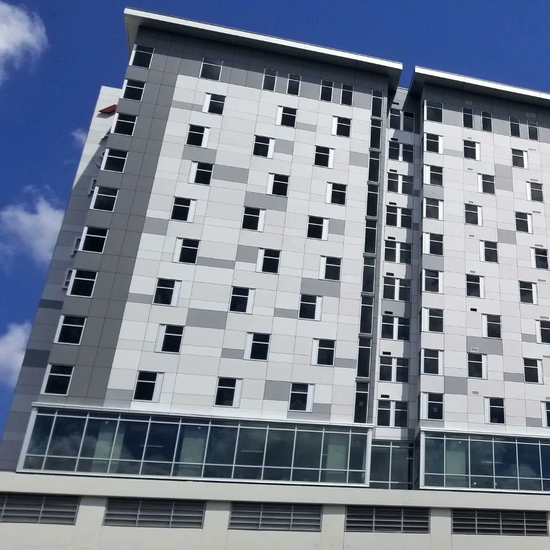 Alpolic_MCM's tweet image. #ALPOLIC Matte Grey finish presents a smooth, natural color. Inspired by the environment, this MCM helps this residential complex in Texas harmonize with its surroundings. Learn more about our Matte series: buff.ly/44qQDxG 

#coloroftheweek #colors #design #architecture