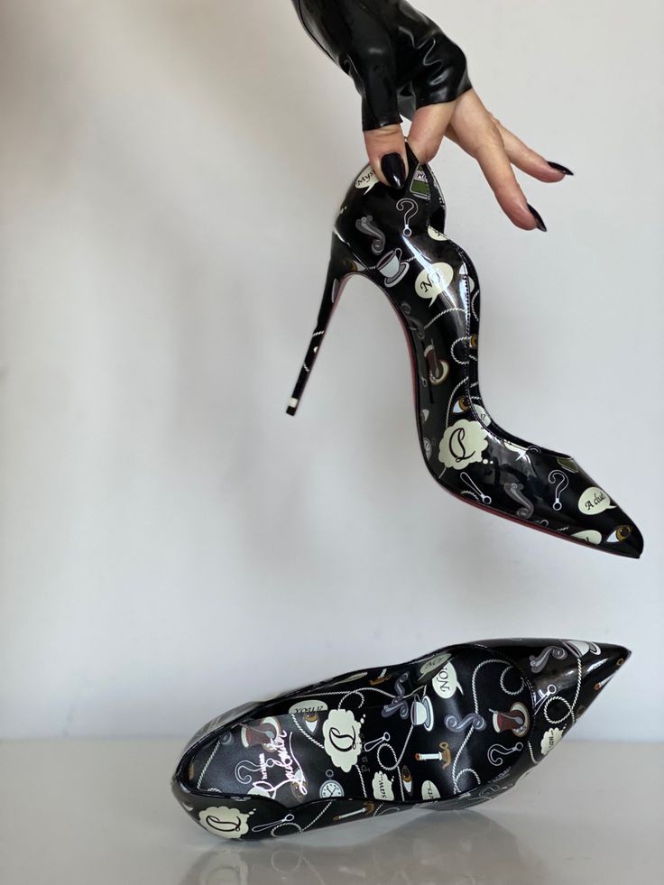 AngelShiny4's tweet photo. #blackis #latex #louboutin https://t.co/L9hgUoWQFY