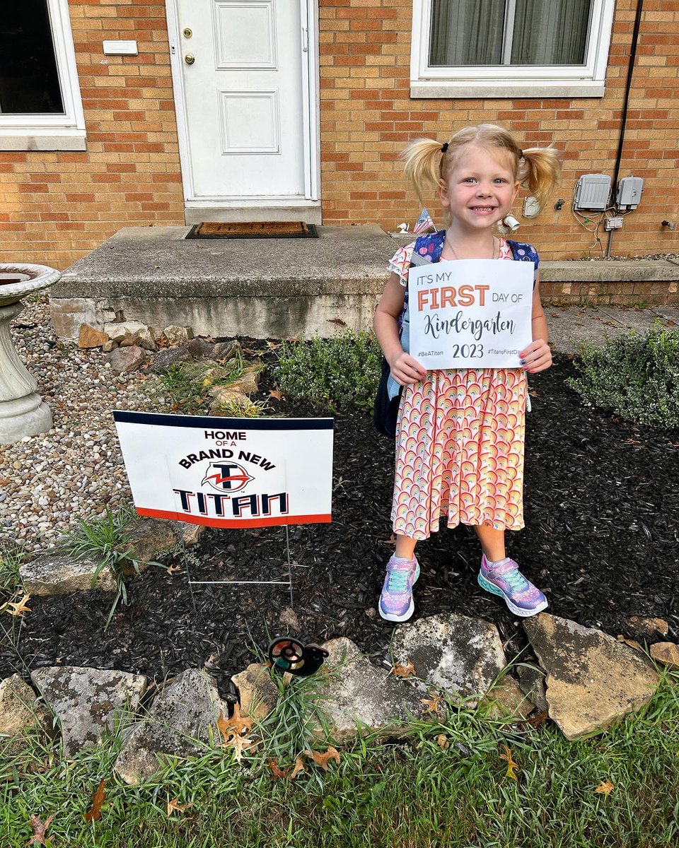 lzeszotek's tweet photo. With the power outage on Friday, the first day of kindergarten got pushed back to today - but she was SO excited, she was jumping up and down on the sidewalk as the bus pulled around the corner. #titansfirstday #beatitan @BereaCSD https://t.co/Y4KQumOqR5