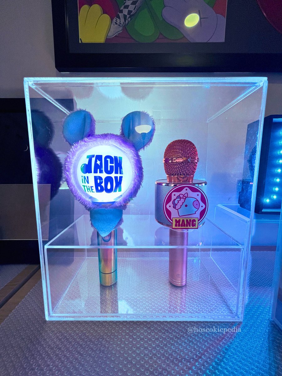 The custom display case for my #BT21MANG lightstick and mic just arrived today. 🩵🩷
Sadly, my JITB HE orders are all still in transit somewhere in the world. So I have to wait until they get here before my Hobi corner is completed. ☹️