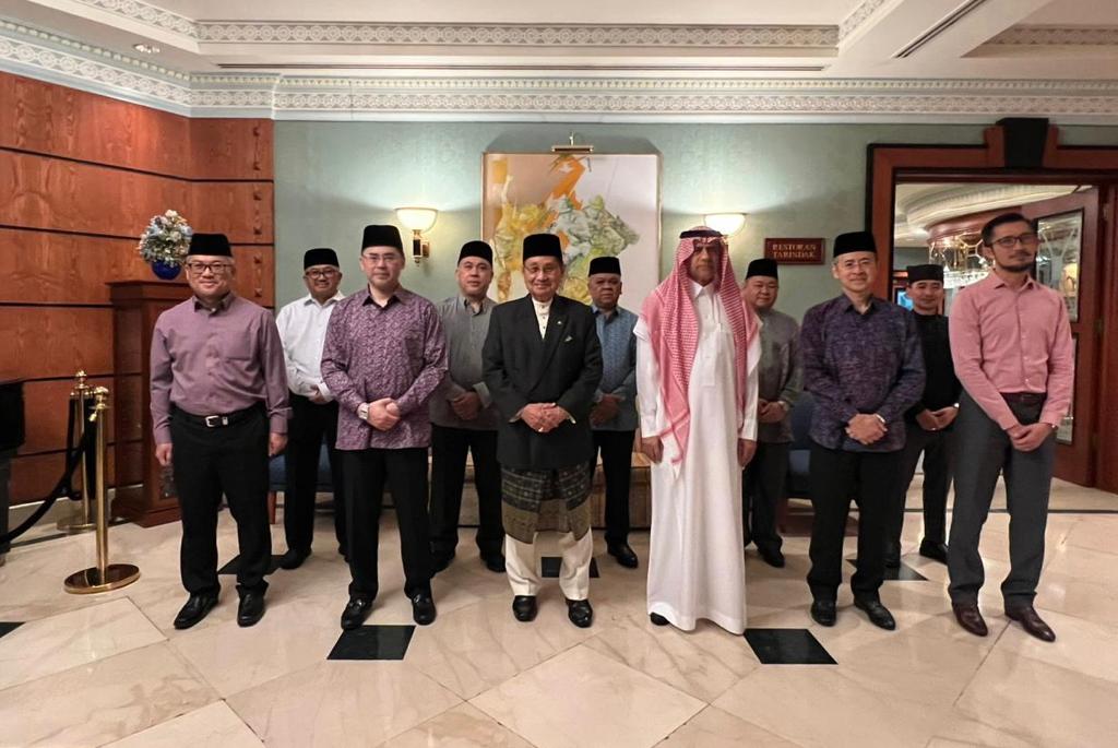 أقام معالي الحاج بهن بدر الدين بن الحاج عثمان وزير الشئون الدينية في بروناي دار السلام مأدبة عشاء على شرف سعادة الأستاذ عماد بن عبدالعزيز المهنا سفير خادم الحرمين الشريفين لدى بروناي 🇧🇳 بمناسبة أنتهاء مهام سعادته. حضر المناسبة كبار المسؤولين في الوزارة.