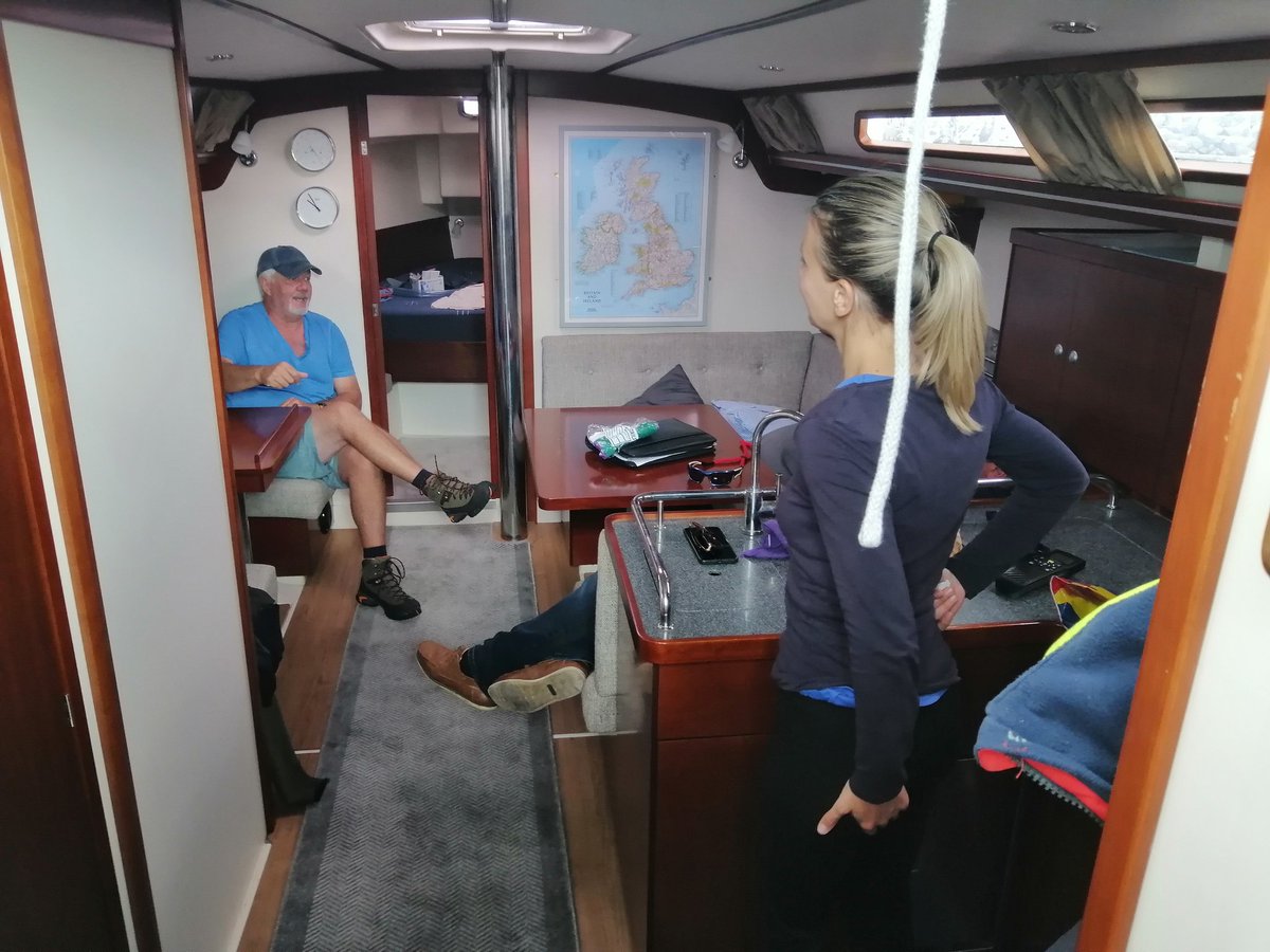 libumeracku's tweet photo. Kakav vikend jebem ti život. Prvi dan regate uspijem nagovoriti tipa da ide i Tihana s nama. Došli mi na brod, kažem ja Tihani vidim da ima električne vinčeve i self tacking jib, neće ovdje bit kurca jedrenja, ovo je neki bogataš koji se prenemaže i misli da je jedriličar ⬇️ https://t.co/upoB3TKwdS