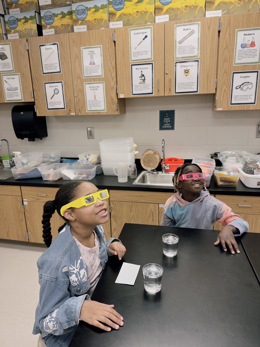 BoydSTEAMLab's tweet photo. 4th graders explored refraction and diffraction using prisms and diffraction glasses.
#APSBoydES #BoydisSTEAMINGhot #STEAMINGCooper #PrincipalK https://t.co/zytoD35XrK