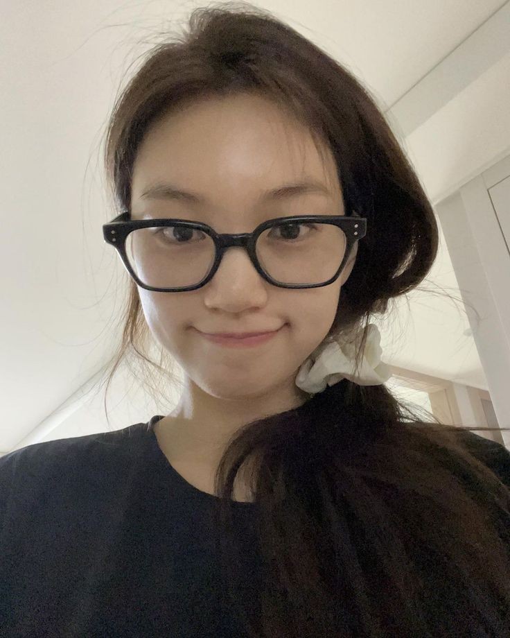 Bom dia, se esse tweet aparecer na sua tml, mostre como você está neste exato momento. Nada de pose pra foto e nada de se arrumar, TEM QUE SER NA HORA.