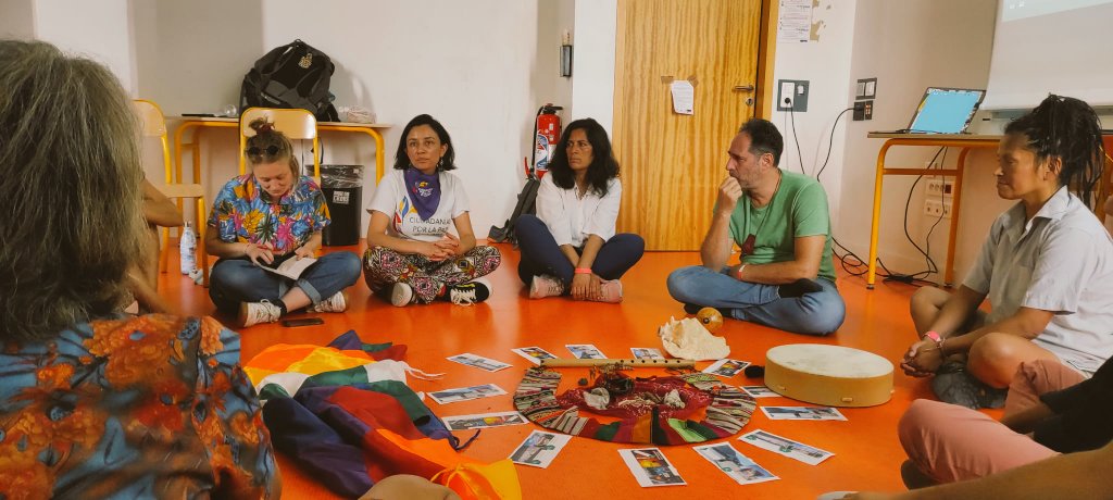 🌱 Volviendo a nuestras raíces

Gracias por participar en nuestro taller: Autodeterminación de los pueblos y legitimidad territorial. 

Muchas gracias a la Universidad Popular @uemss2023 por ofrecernos este precioso espacio para compartir nuestras historias y luchas en #AbyaYala