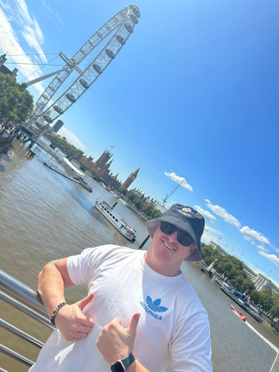 EggChasersXV's tweet photo. Eye Eye… @ltdangerfield on the #eggchasersworldtour in London with the #londoneye in the backdrop
#keepontrekking https://t.co/xboo3SsqOi