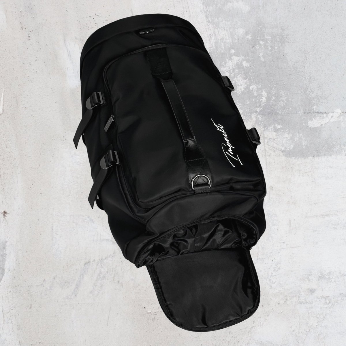 theimpacktbrand's tweet image. You can wear our bag as a back pack or a duffel bag!!! 🔐🔥

- Shock proof insulation
- Over 6 storage pockets
- Shoe compartment
- Sash fastener
- All black stainless steel hardware
- Available in black &amp;amp; white 

Only at theimpacktbrand.com