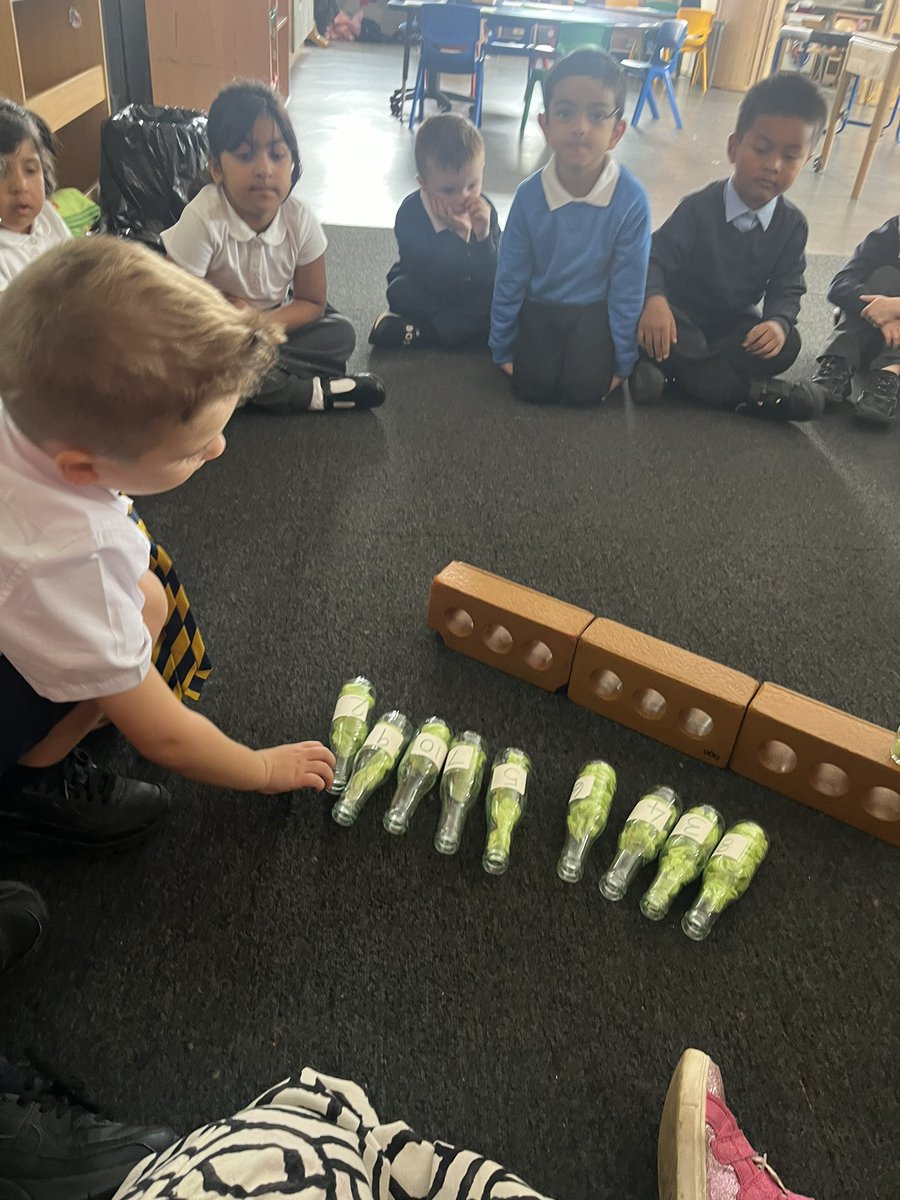 ibroxprimary's tweet photo. Having some fun with our βTen Green Bottlesβ. We even built a wall to put them on #NumeracyFun #NumberRhymes #LearnthroughPlay ππ https://t.co/K09204Zx2C