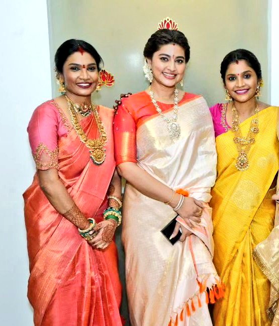 .@dhanushkraja #SIR sisters celebrating #VaraMahalakshmi Pooja with #prithahari #sneha #aarthiravi ! @GitanjaliSelva
