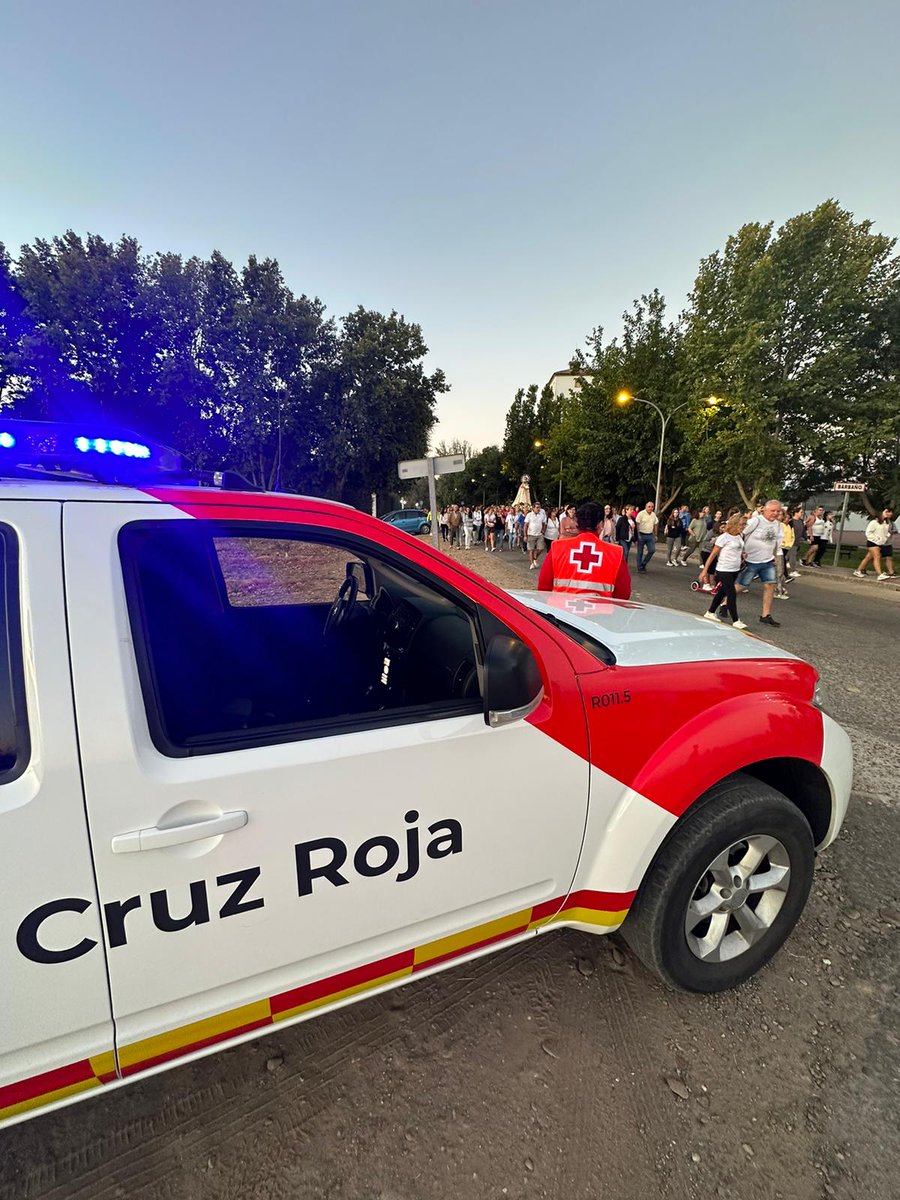 Hoy ha tocado madrugón, desde bien tempranito nuestro voluntariado ha estado dando cobertura sanitaria en el #PreventivosCruzRoja del Traslado de la Patrona de Montijo desde la Ermita de Barbaño a la localidad.