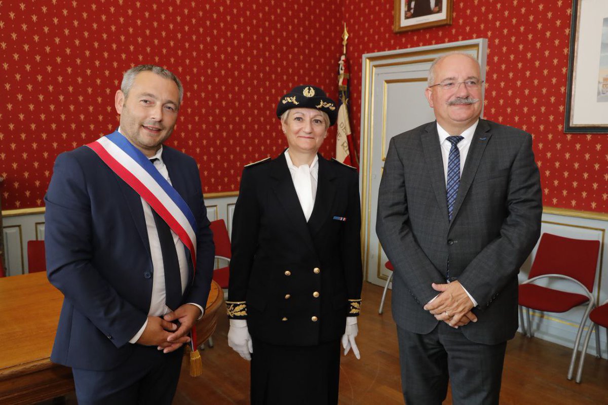 christianpoiret's tweet image. Bienvenue à Hélène Demolombe-Tobie, nouvelle sous-préfète d’Avesnes-sur-Helpe : nous avons de nombreux projets en commun pour contribuer à la réussite de ce beau territoire qu’est l’#Avesnois ! 

Madame Demolombe-Tobie prend la succession de Corinne Simon que je remercie pour la…