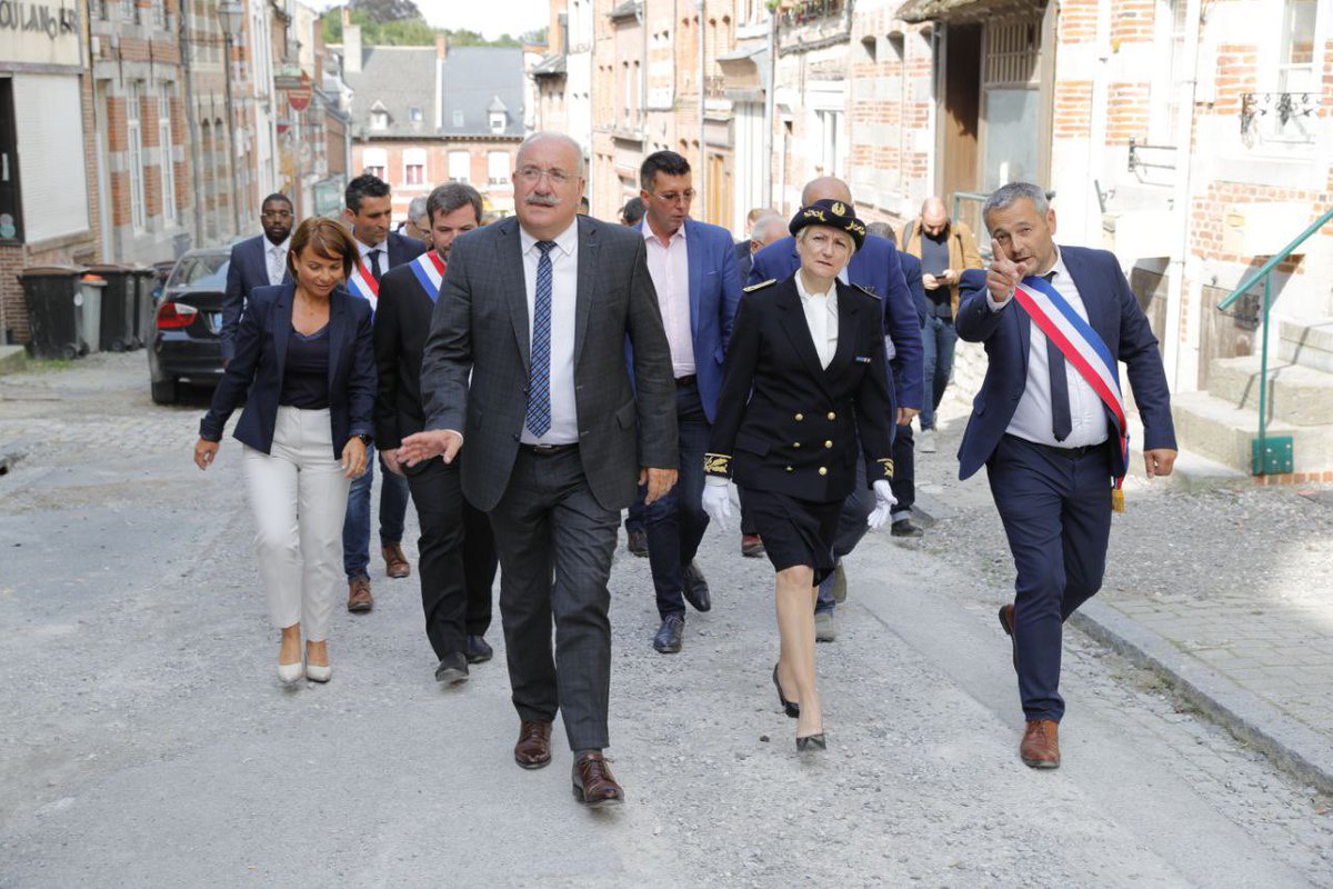 christianpoiret's tweet image. Bienvenue à Hélène Demolombe-Tobie, nouvelle sous-préfète d’Avesnes-sur-Helpe : nous avons de nombreux projets en commun pour contribuer à la réussite de ce beau territoire qu’est l’#Avesnois ! 

Madame Demolombe-Tobie prend la succession de Corinne Simon que je remercie pour la…