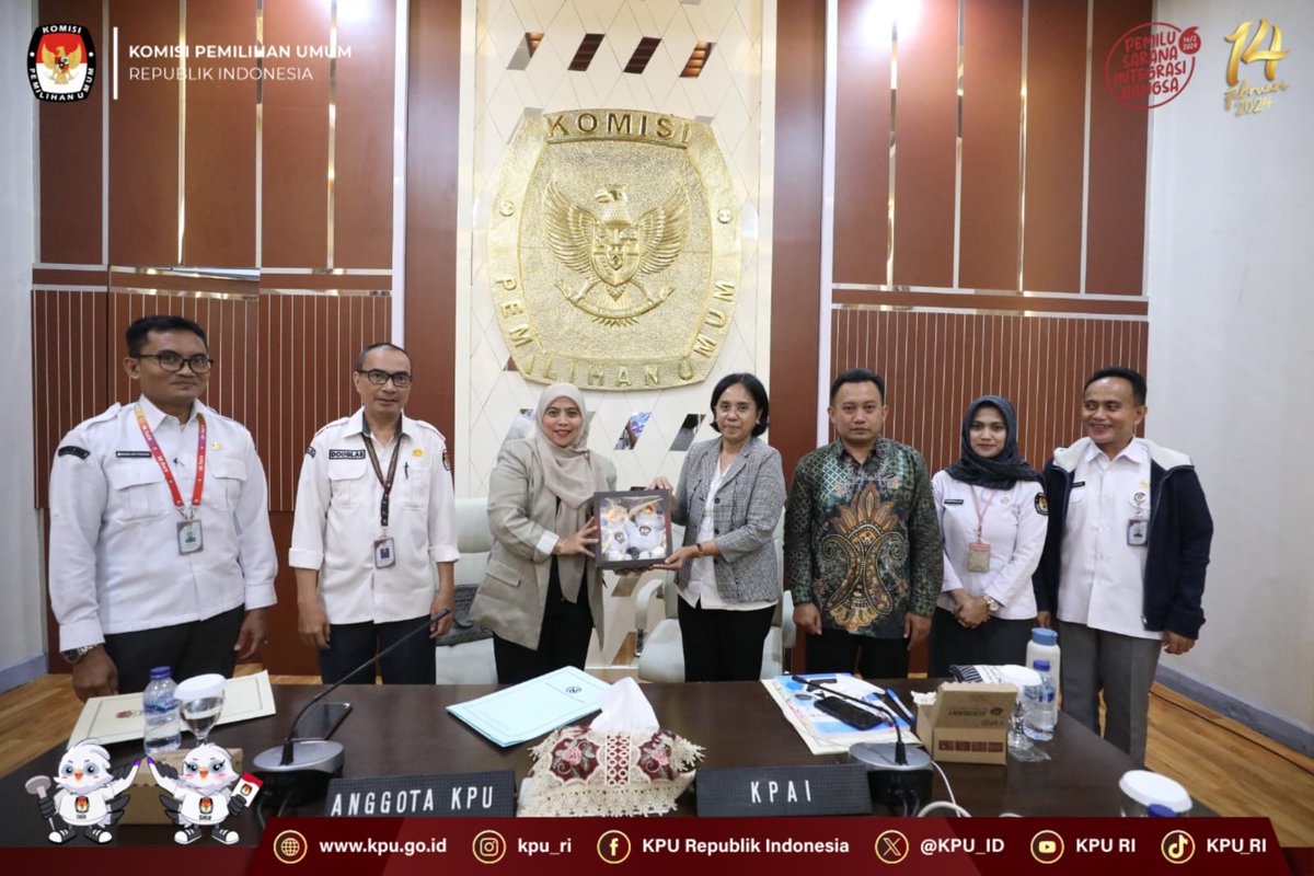 KPU_ID's tweet photo. Selain itu Betty mengapresiasi rencana KPAI untuk menggelar Deklarasi Kampanye Ramah Anak menjelang Pemilu 2024. Betty juga menjelaskan dari sisi teknis penyelenggaraan kampanye sesuai ketentuan peraturan perundang-undangan, termasuk metode dan larangan dalam kampanye. https://t.co/uqnyo44Vi7
