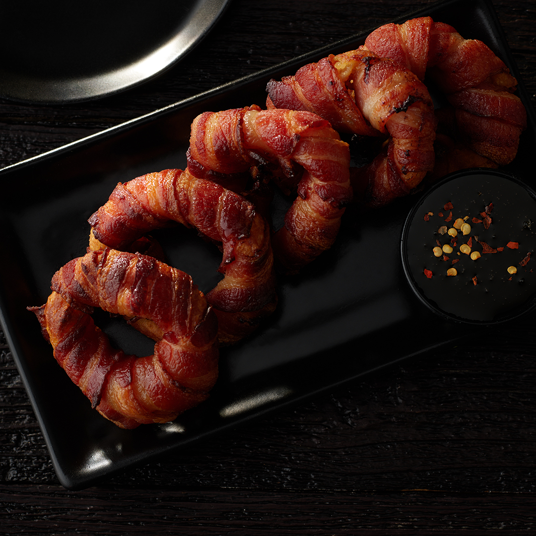 These bacon wrapped onion rings give you the fair food experience from the comfort of your home! #fairfood
