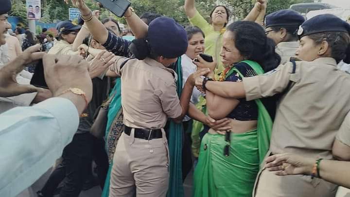 जोरदार संघर्ष  पुरानी पेंशन प्राप्त करने के लिए मध्यप्रदेश के सरकारी कर्मचारियों द्वारा, शिक्षक बहिनो द्वारा मुख्य मंत्री शिवराज सिंह चौहान को रक्षा सूत्र भेंट करने जाते हुए कर्मिगण को पुलिस बल द्वारा रोकते हुए बल का प्रयोग करते हुए भाजपा की सरकार।