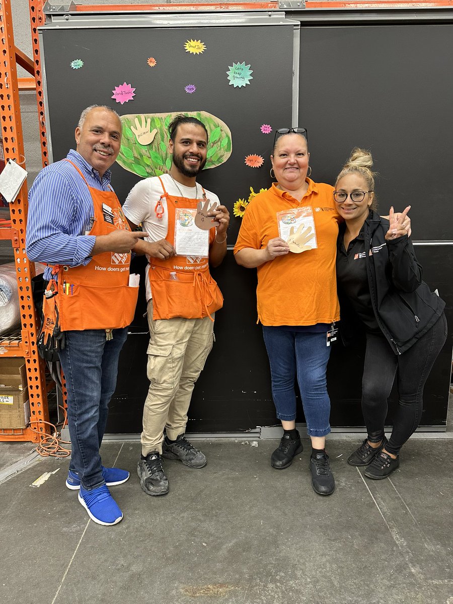 markr6792's tweet photo. Monday morning recognition. Thank Brenda and Ernie for all you do. 0950 @RICHNYMETRO @Carmen_I_Rod @ginalayl08 @Kamil_J51 @Vinson0413 https://t.co/bAPN1N45Bm