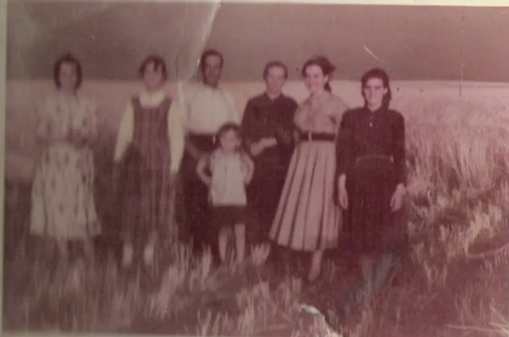 RachelBGZA's tweet photo. Mi familia paterna me ha inoculado el espíritu de lucha para tener una vida digna y el ejemplo de su esfuerzo para sacar adelante a dos generaciones (14 hijos y 15 nietos) de personas prósperas y felices. Cada vez que se va uno de ellos se me va un pedacito de mi. ❤️ https://t.co/lB1AWAjHwX