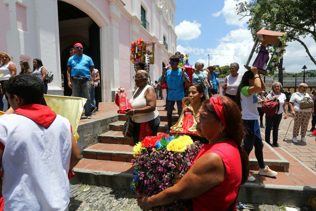 mippci_ven's tweet photo. #EnFotos📷| Cofradías de San Juan Bautista se congregaron en Petare, estado Miranda, para conmemorar el martirio de este Santo.
#ConéctateConMaduro https://t.co/Tgyi34pydY