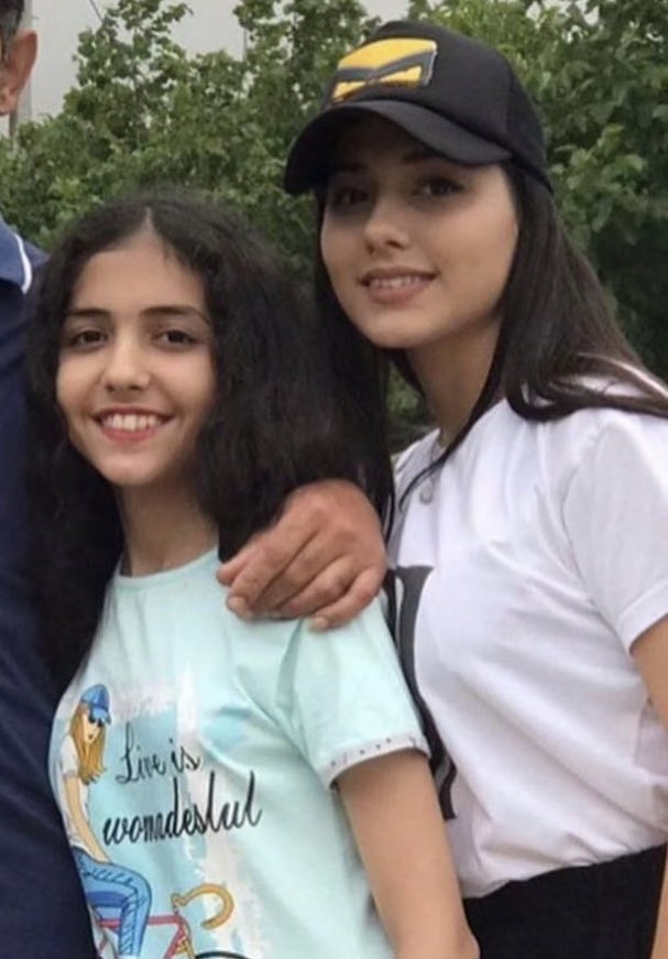 Realneo101's tweet image. هلیا خواهر #حنانه_کیا فقط ۱۶ سالشه که همراه خانوادش زندانیش کردن.
تاریخ به خودش همچین موجودات کثیف و پستی ندیده و نخواهد دید.