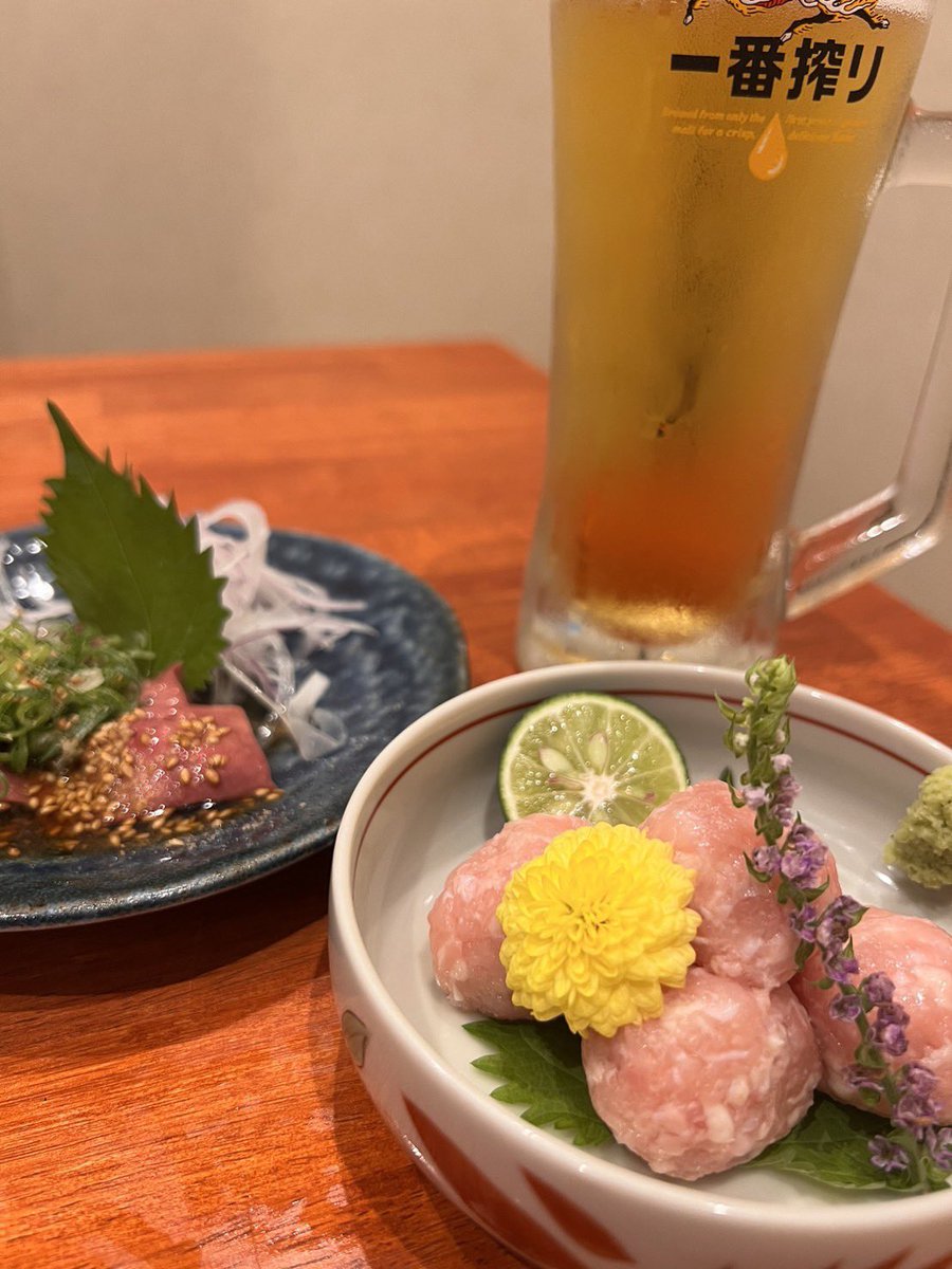 mapio_nnn's tweet photo. 今日は念願の奈良飲み🦌🤍だったので、
#奈良テレビ の「 #奈良にうまいもんあり!」のコーナーでお邪魔した濔風さんに✨🐓
生つくね相変わらず美味しすぎ~🤤
ひねどりは何回おかわりした?ってくらい注文した😂
美味しかったな~🤍お酒も🤍
#濔風 #deefuu #奈良グルメ #飲んべえログ https://t.co/feh6PwEVNK