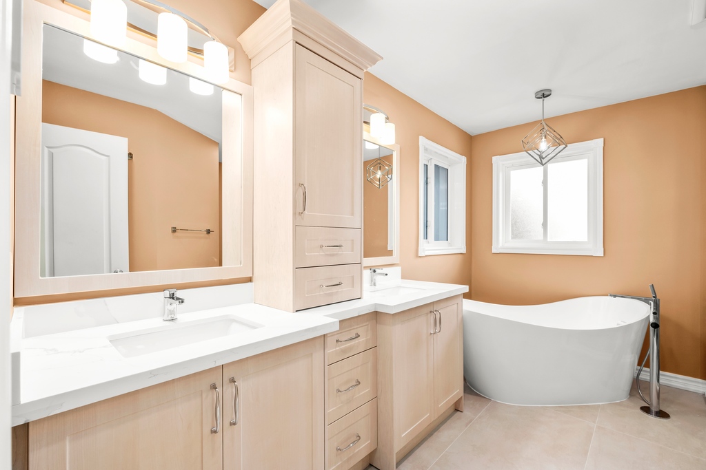 Upgrade your bathroom with confidence in Toronto! Enjoy virtual consultations, no hidden costs, and a 2-year warranty. Trust us to create your dream bathroom. #TorontoRenovations #BathroomMakeover