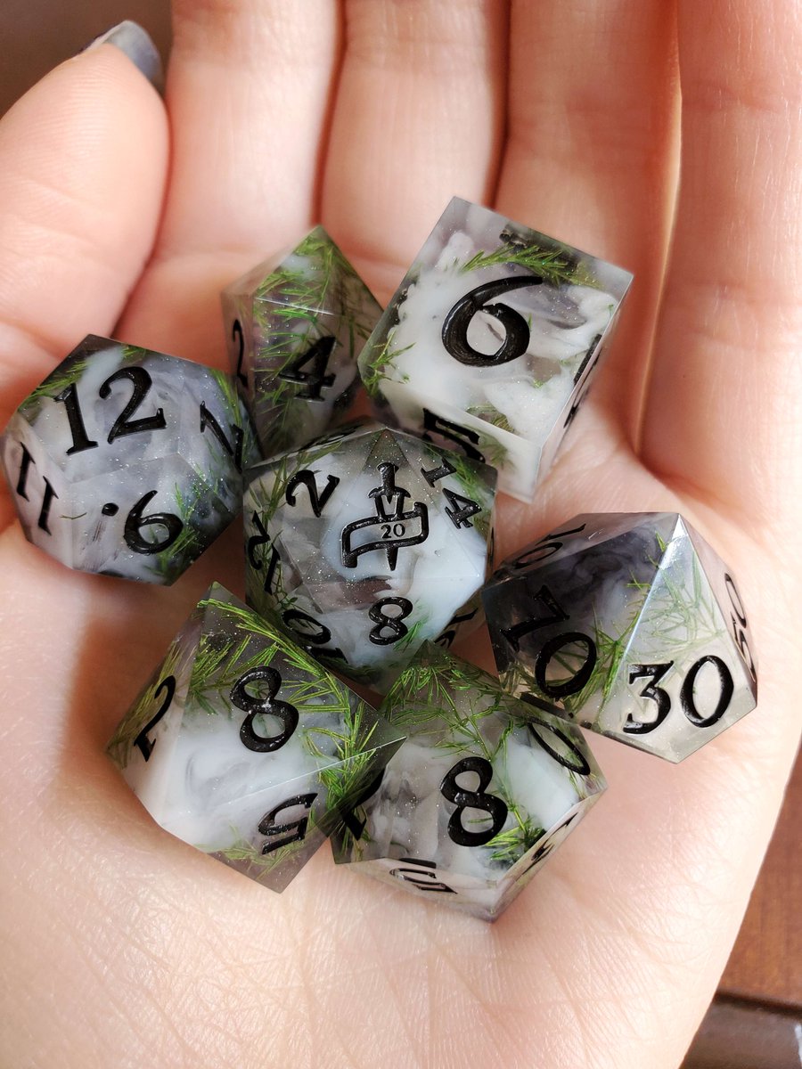Daggers_nDice's tweet image. 🌿 Bramble Shot 🌿

Pine leaves peek through heavy white clouds as dark swirls hide within 💚

#dungeonsanddragons #dnd #dndart #dice