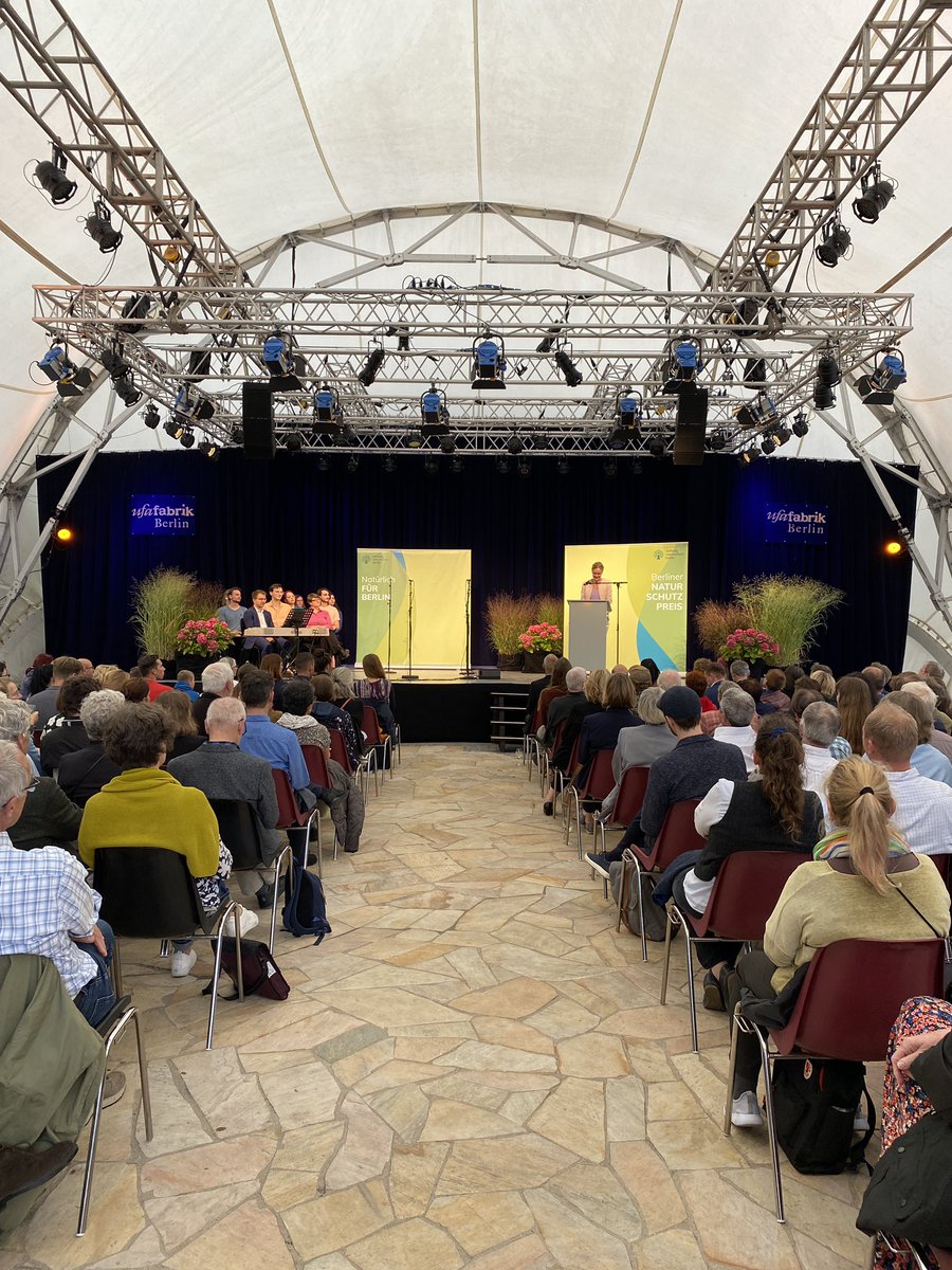 snb_de's tweet photo. Es geht los! @SchreinerManja, Senatorin für Mobilität, Verkehr, Klimaschutz und Umwelt eröffnet mit ihrer Rede die Verleihung des Berliner Naturschutzpreises 2023. Bist du schon gespannt, wer unsere diesjährigen Preisträger*innen sind? In wenigen Minuten verraten wir es dir! 😊🥁 https://t.co/Iln8ZF6IOA