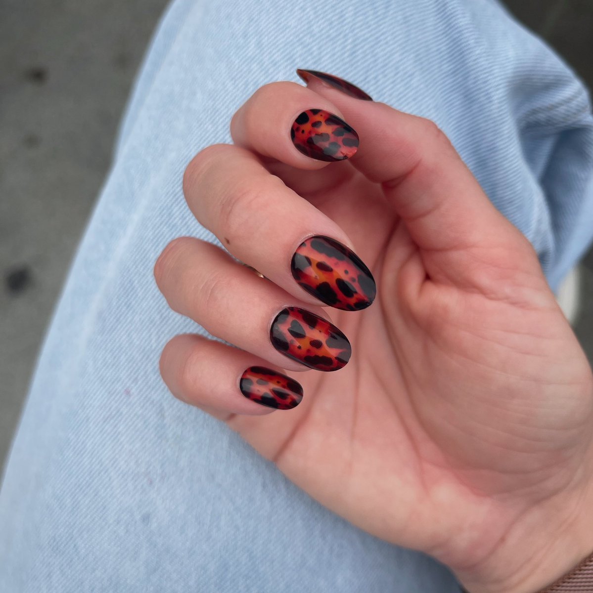 do u like these torties ? 🍂🤭 fall nails vibes