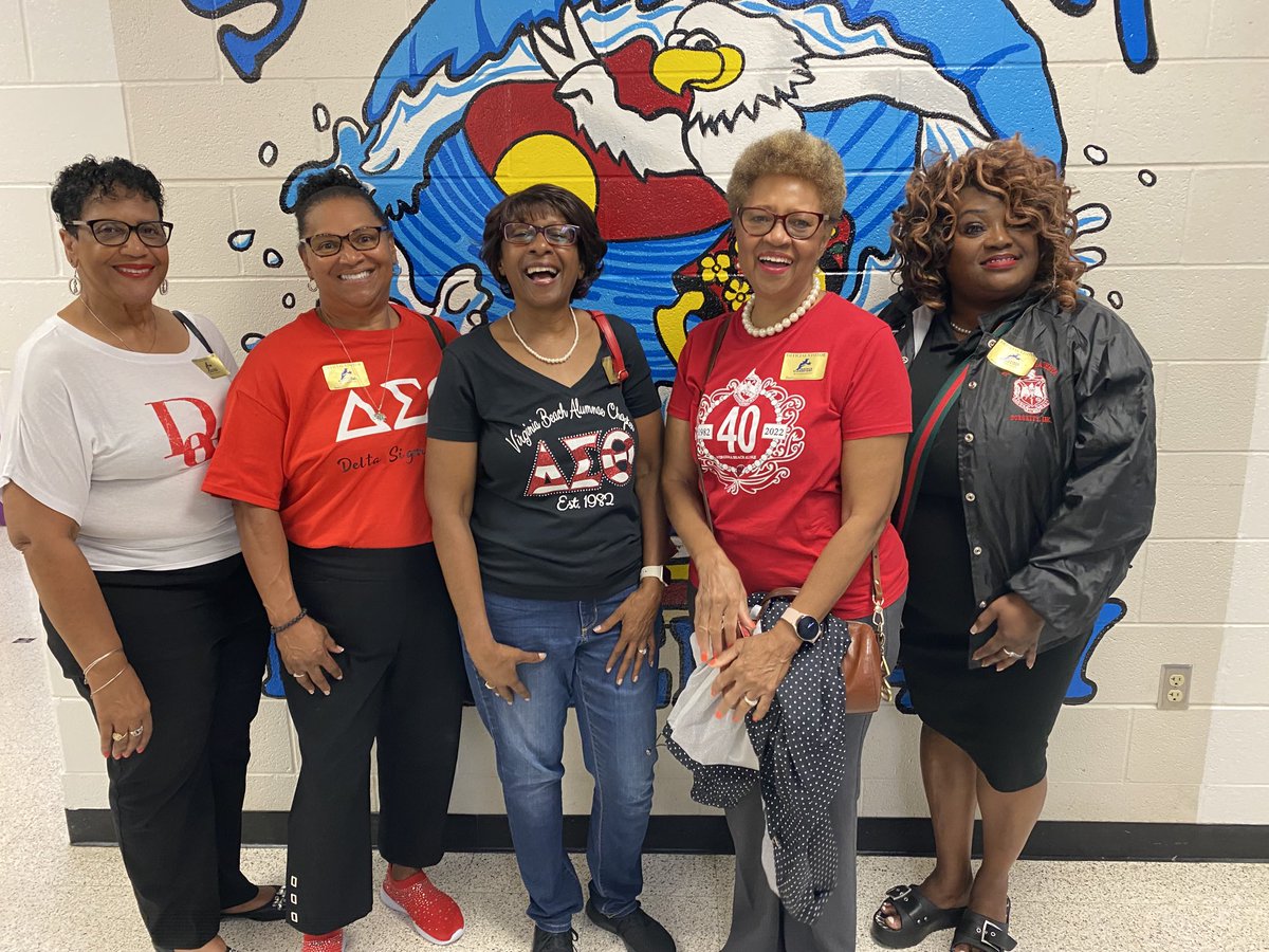 SeatackDream's tweet image. First Day of School! ⁦@vbschools⁩ #FirstDayVibes 💙💙💙🌈