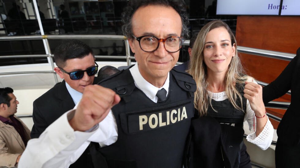 SE VA | El excandidato presidencial <a href="/christianzr/">christian zurita :.</a>, en entrevista con <a href="/RadioForever925/">Radio Forever</a> anunció que dejará el país por varias razones, una de ellas la seguridad.

📌Se enfocará en terminar un libro inspirado en su amigo Fernando Villavicencio.

📸: <a href="/France24_es/">FRANCE 24 Español</a>