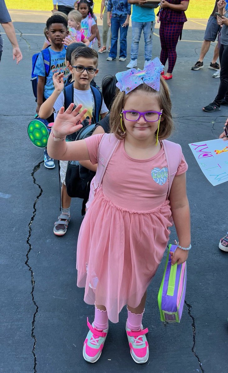D54schools's tweet photo. Check out these @DirksenDolphins having themselves a blast on their #54FirstDay of Kindergarten! https://t.co/xP2QnPWmUB