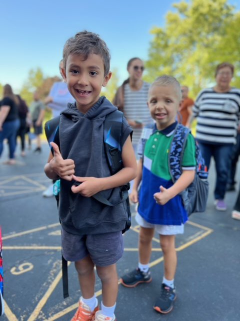 D54schools's tweet photo. Check out these @DirksenDolphins having themselves a blast on their #54FirstDay of Kindergarten! https://t.co/xP2QnPWmUB