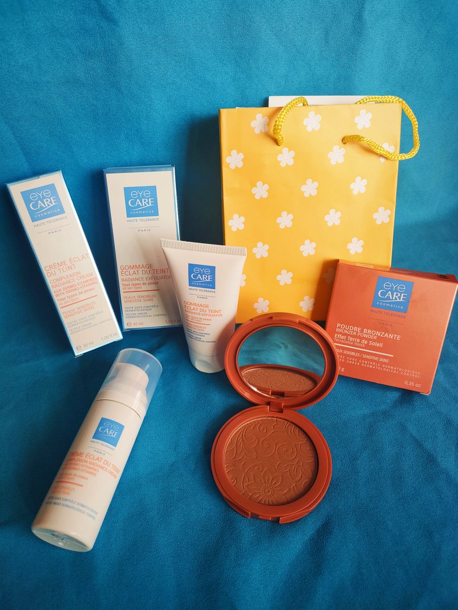 mmeechantillon's tweet image. c'est parti pour 1 mois de test du #kitbonnemine d'#eyecarecosmetics
Merci à @monvanityideal 
Je peux déjà vous montrer la #poudrebronzante.
Ne reste plus qu'à tester :
- le gommage #eclatduteint
-la crème éclat du teint.

#bonnemine #eyecarecosmeticsfrance #eyecareprofessionals