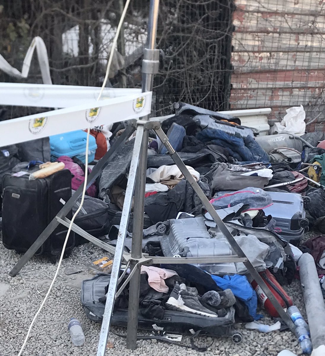 Ne heyecanla hayallerle hazırlanmış çantaları belki en sevdiği kazağı belki uğurlu bir eşyası vardı içinde betonların valizleri ezdiği gibi ezildik bizde 6 şubatta 
bre denyolar hepinizi ezmeden dururmuyuk zannedersiniz #isiasortakdavamız