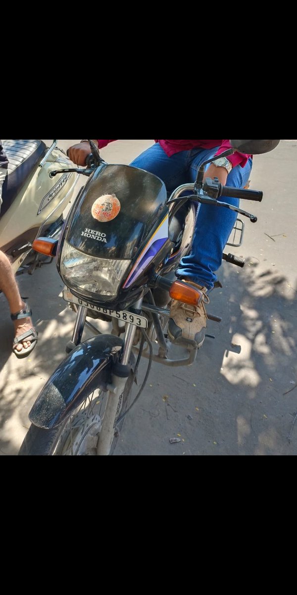 PATHAKJAYENDRA's tweet photo. બાઈક ચોર ની સંખ્યા વધી છે,CCTV માં ચોર દેખાય છે મારી બાઈક ચોરી કરતા ફતેગન્જ બરીજ નીચે થી ૨૩/૮/૨૩ સવારે ૯:૨૩ Fategaunj_Policestation
 COMPLAIN કર્યું છૅ #ટ્રાફિક_પોલીસ ની નાક નીચે થી બેખૌફ ચોરી થાય છે, પોલીસ નો ખૌફ કયાં લાગે છે @cpvadodara @CollectorVad ? આજ સુધી બઈક નથી મળી. https://t.co/nCOHEDqJF1