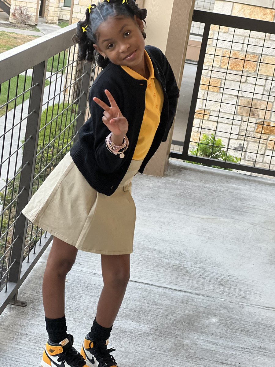 DaniBre_'s tweet photo. Last First Day of Elementary 🥹💛 https://t.co/a1aPpNkrj5